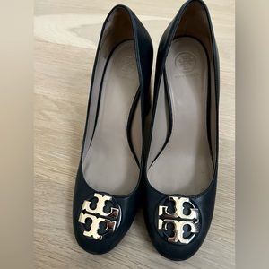 Tory burch navy janey pump